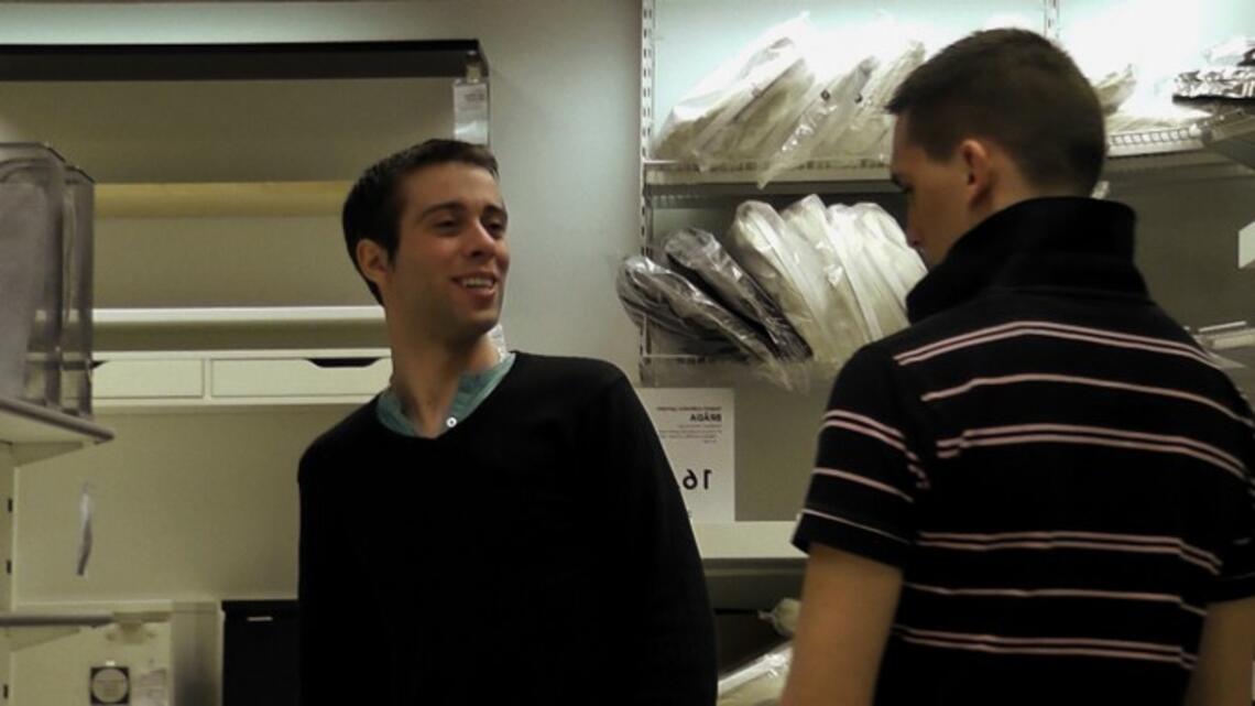 porno -- Andy et Noa baisent aussi chez Ikea